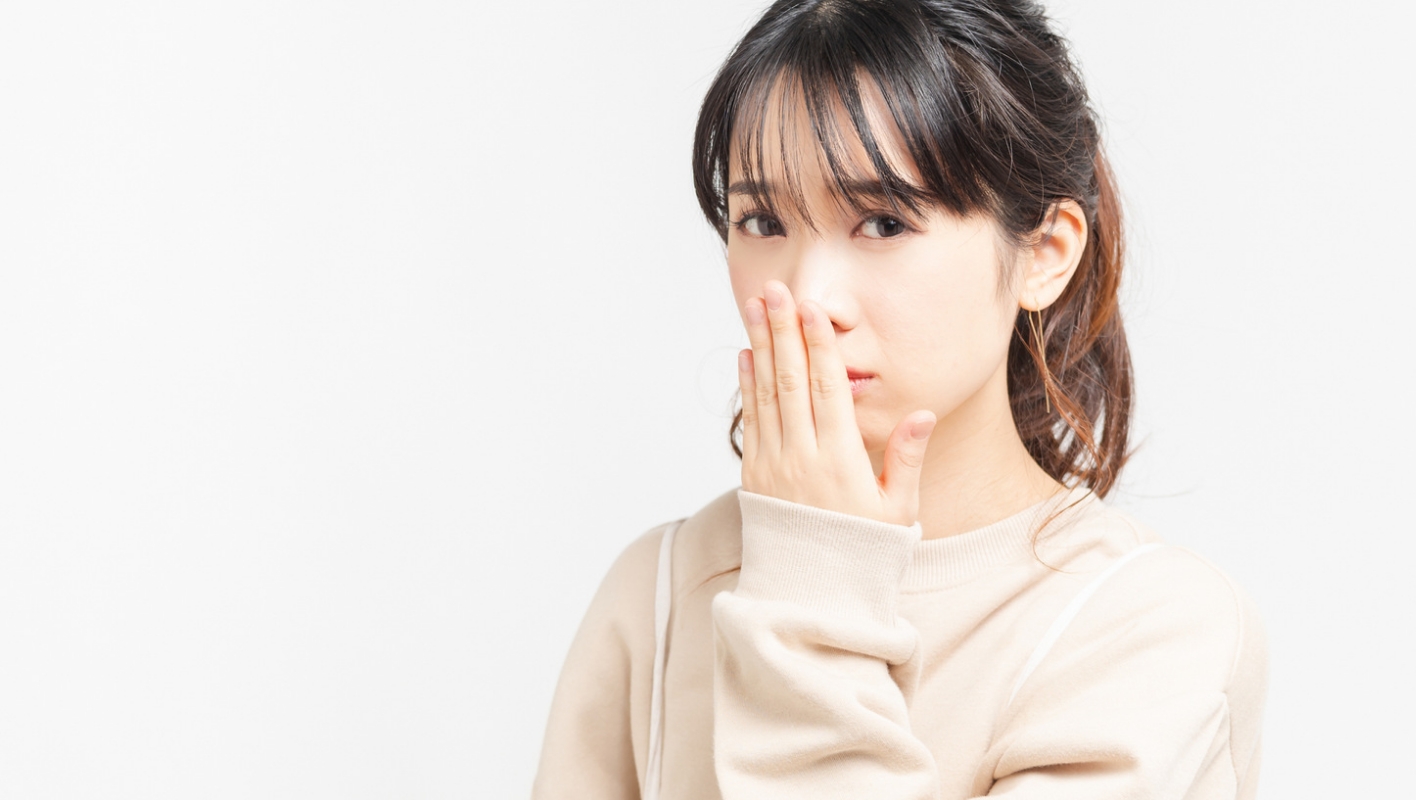 悩んでいる女性